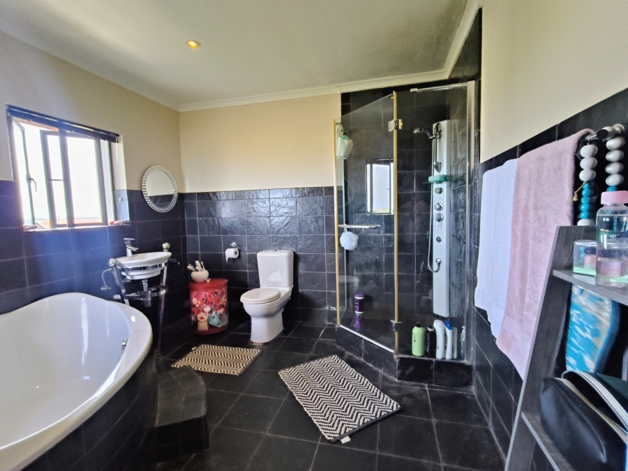 6 Bedroom Property for Sale in Paradise Beach Eastern Cape